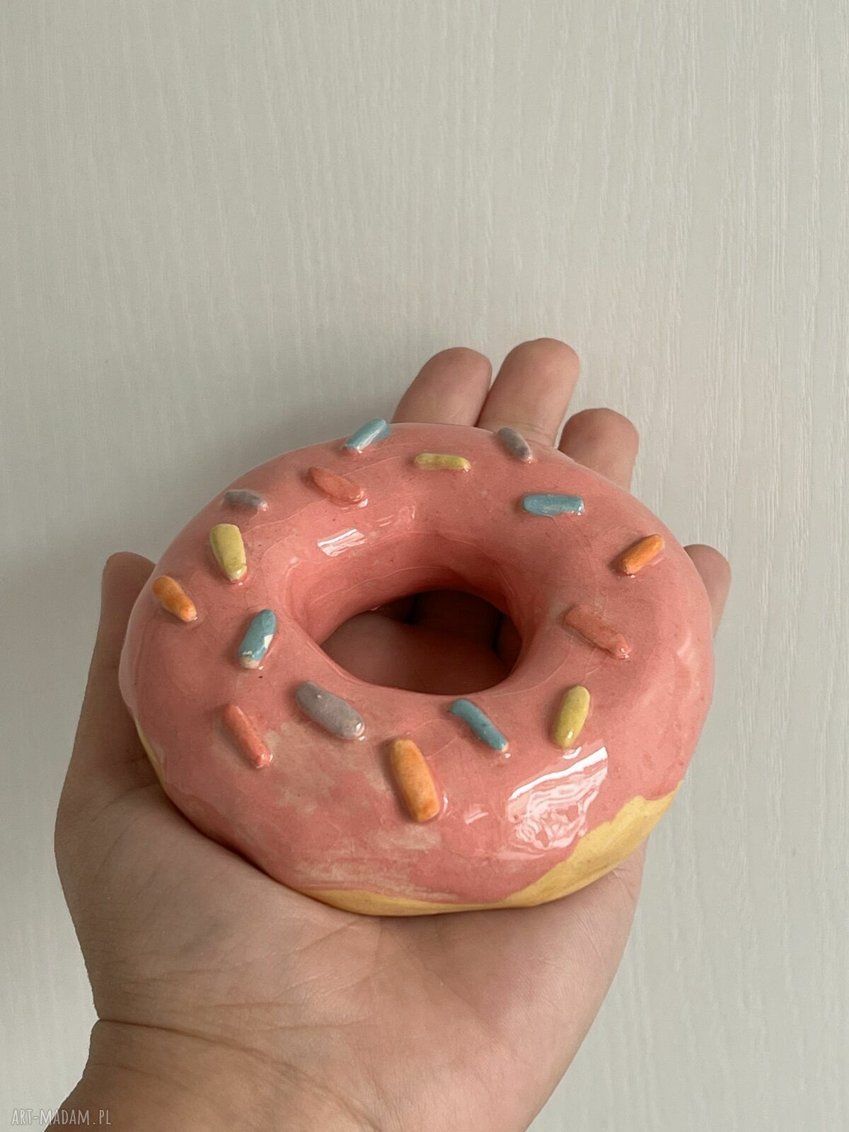 Donut szkliwiony z gliny - różowy pączek
