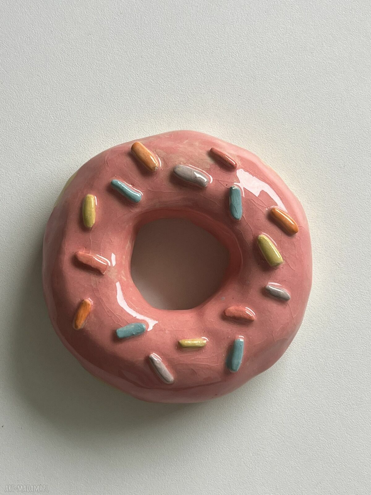 Donut szkliwiony z gliny - różowy pączek