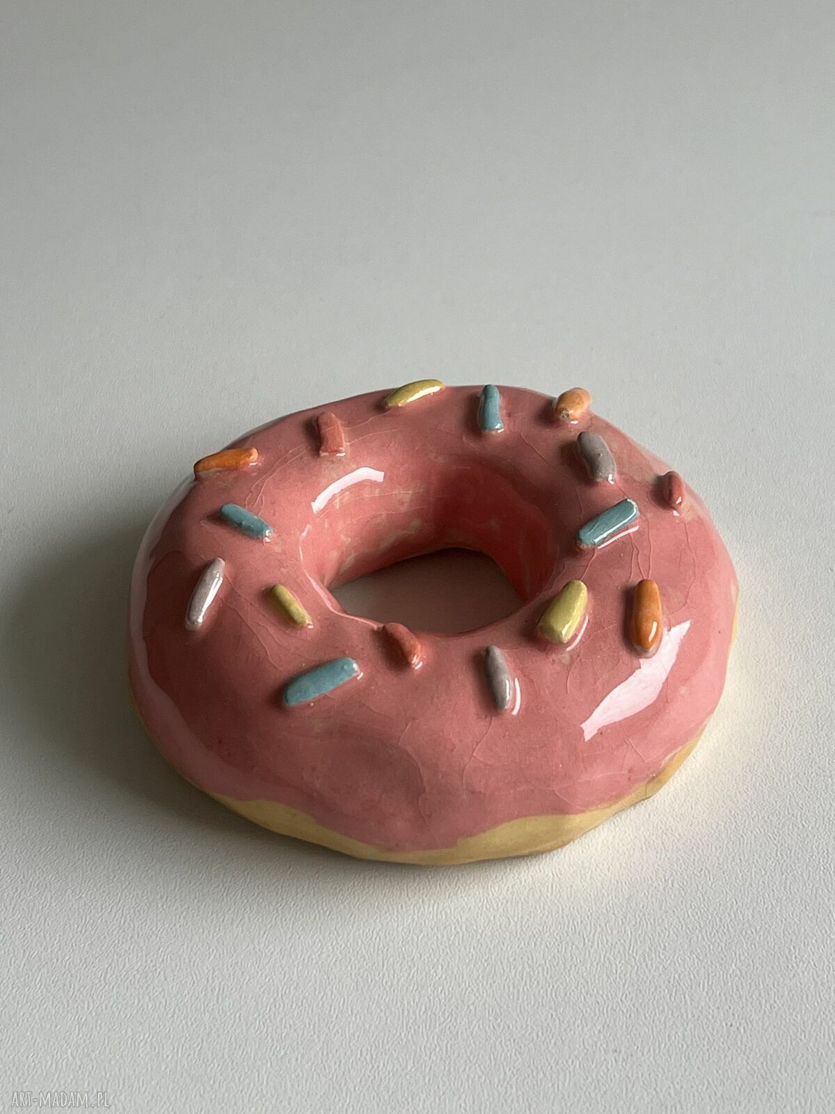Donut szkliwiony z gliny - różowy pączek