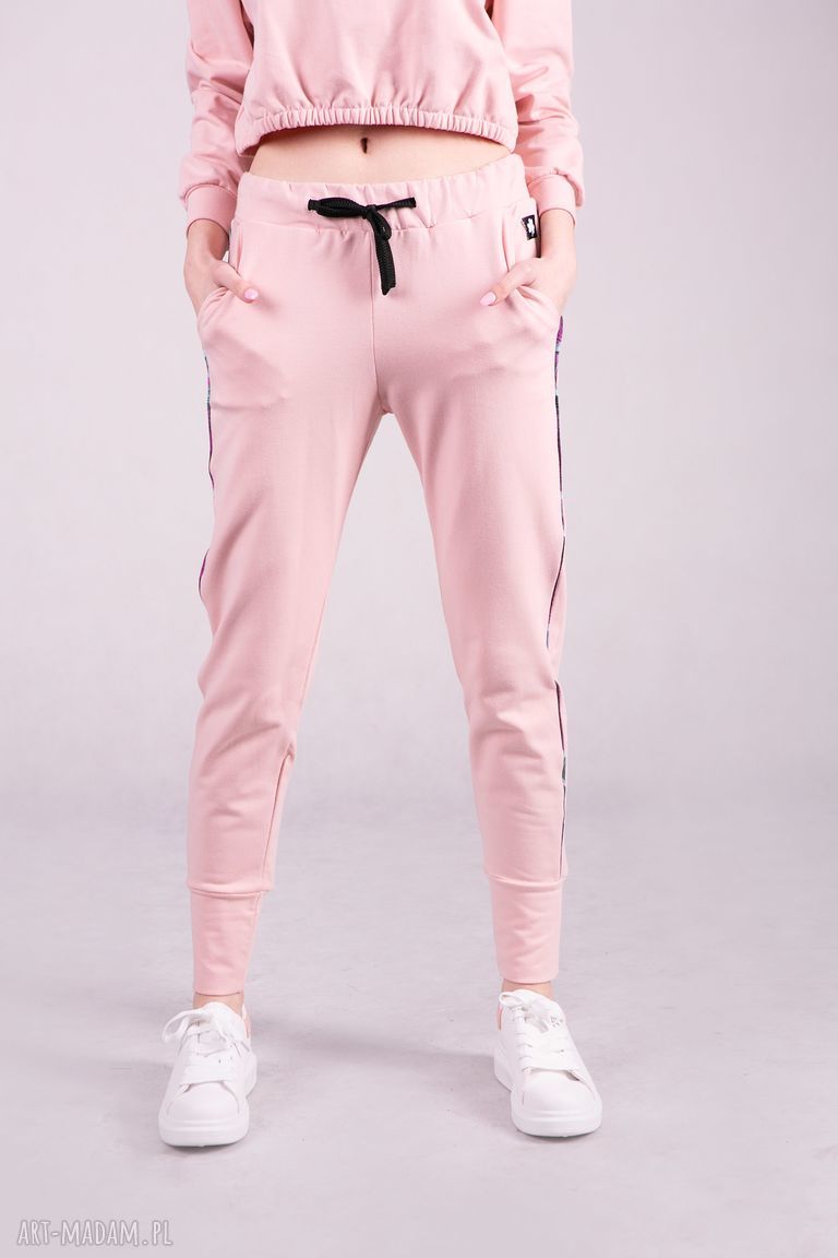 Różowy dres damski - bluza z kapturem i spodnie ze ściągaczem (komplet sportowy)
