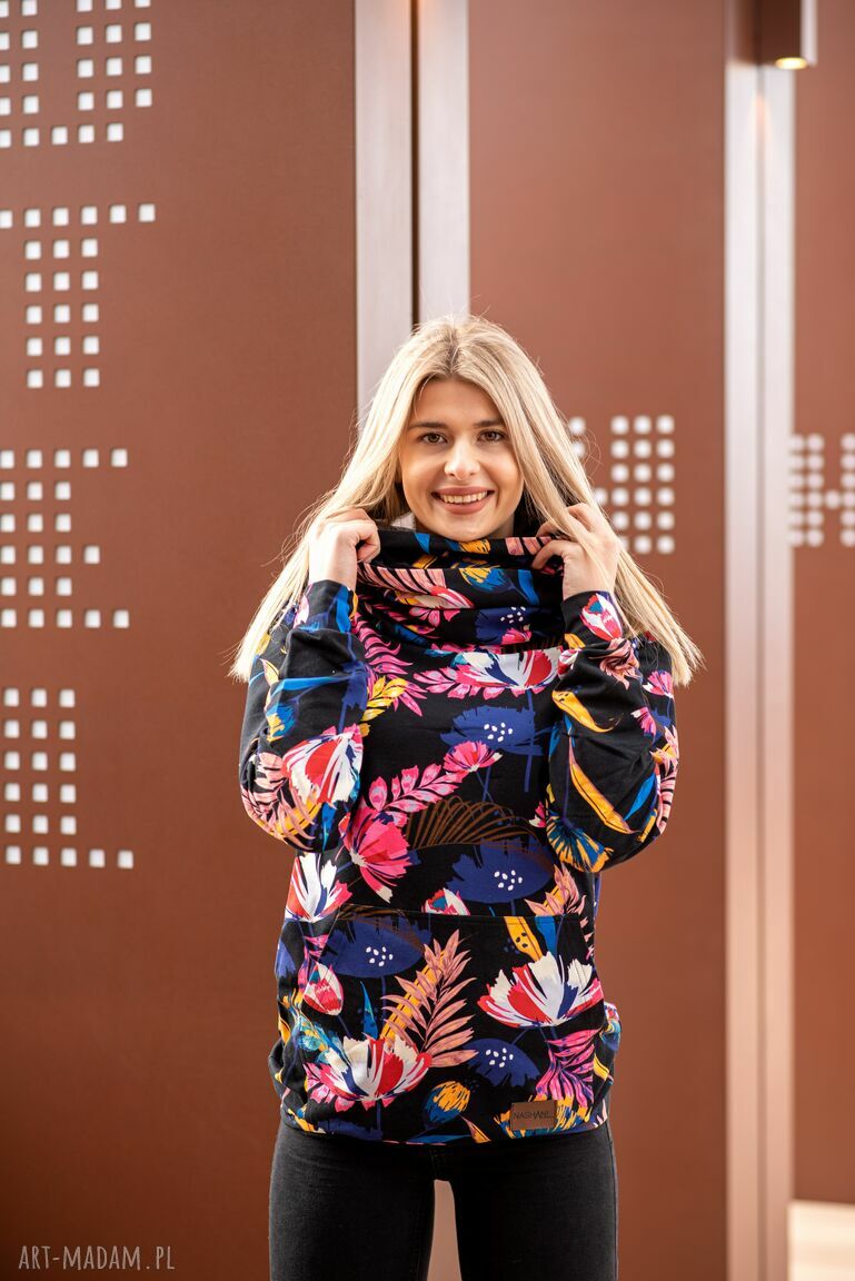 Dresowa bluza damska z dużym kapturem kolorowy wzór | art Madam.pl