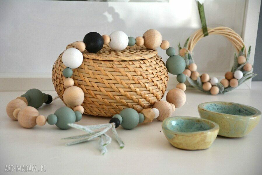 Girlanda z gałązki i oliwkowych kulek dekoracja handmade