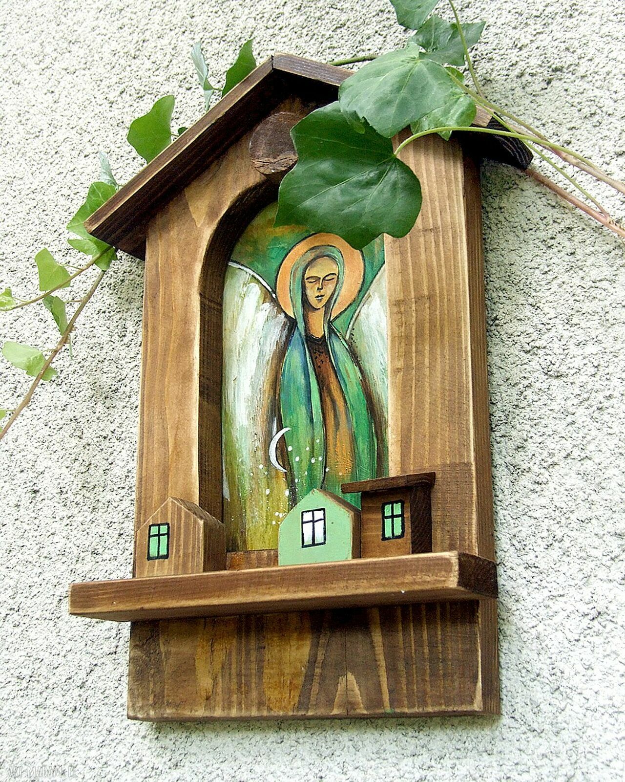 Drewniana kapliczka - Anioł czuwający
