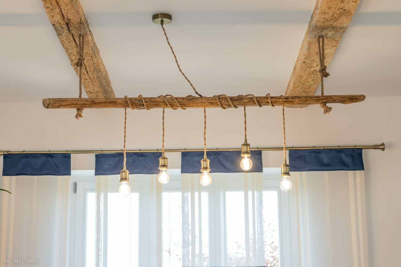 Drewniana lampa wiszaca