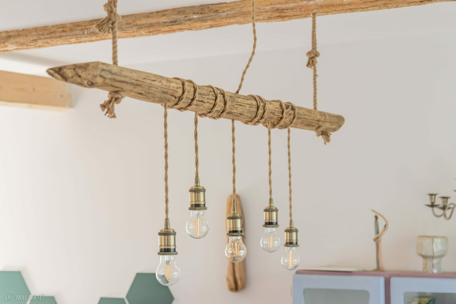 Drewniana lampa wiszaca