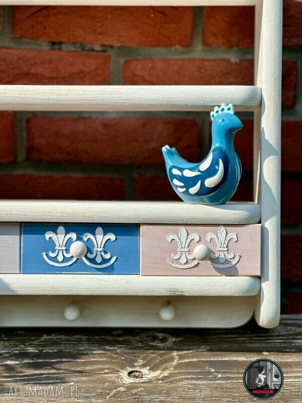 Półka drewniana shabby chic na przyprawy i talerze - pastelowe szufladki