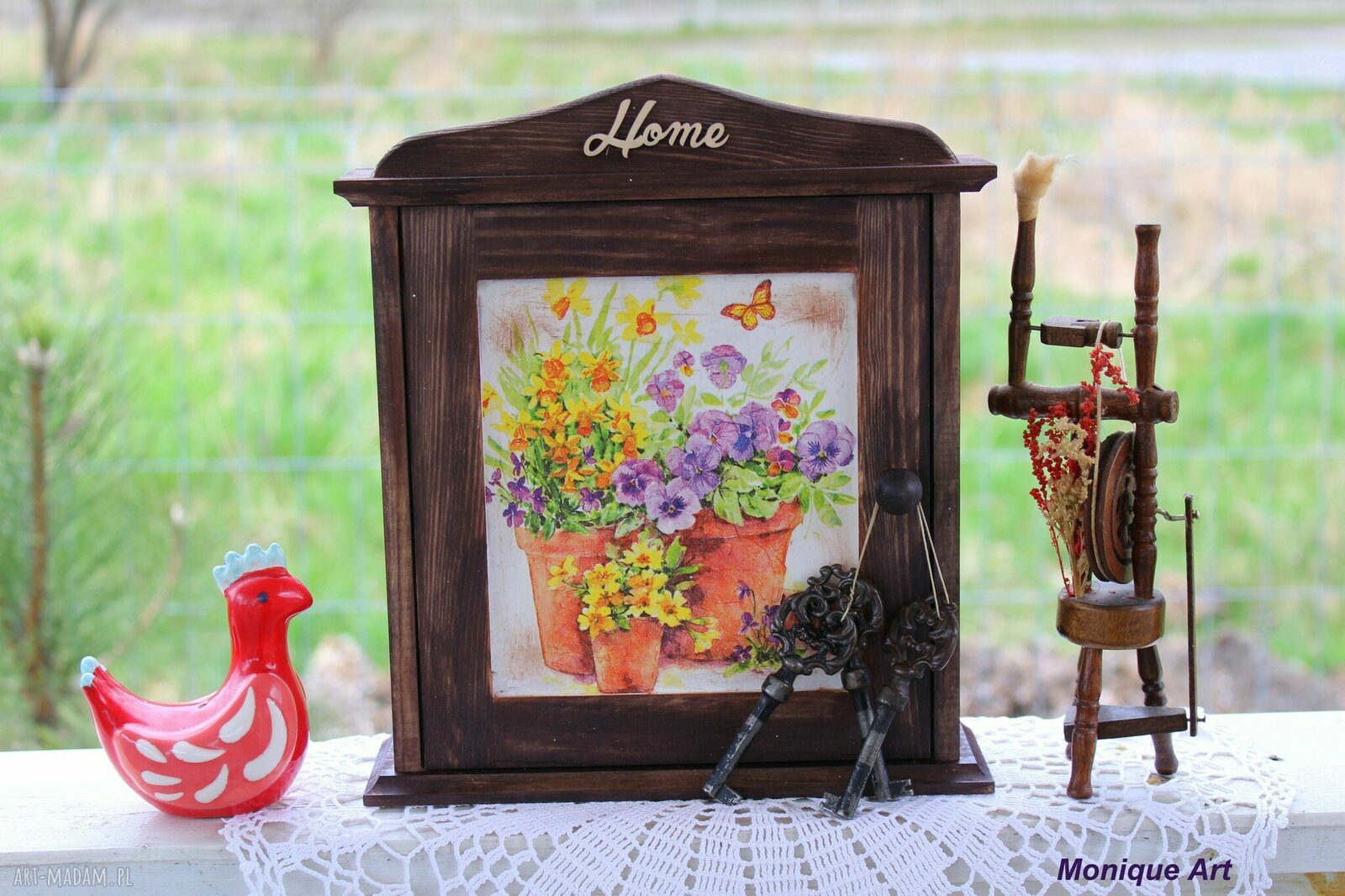 Drewniana szafka na klucze z motywem kwiatów polnych - sielski prezent