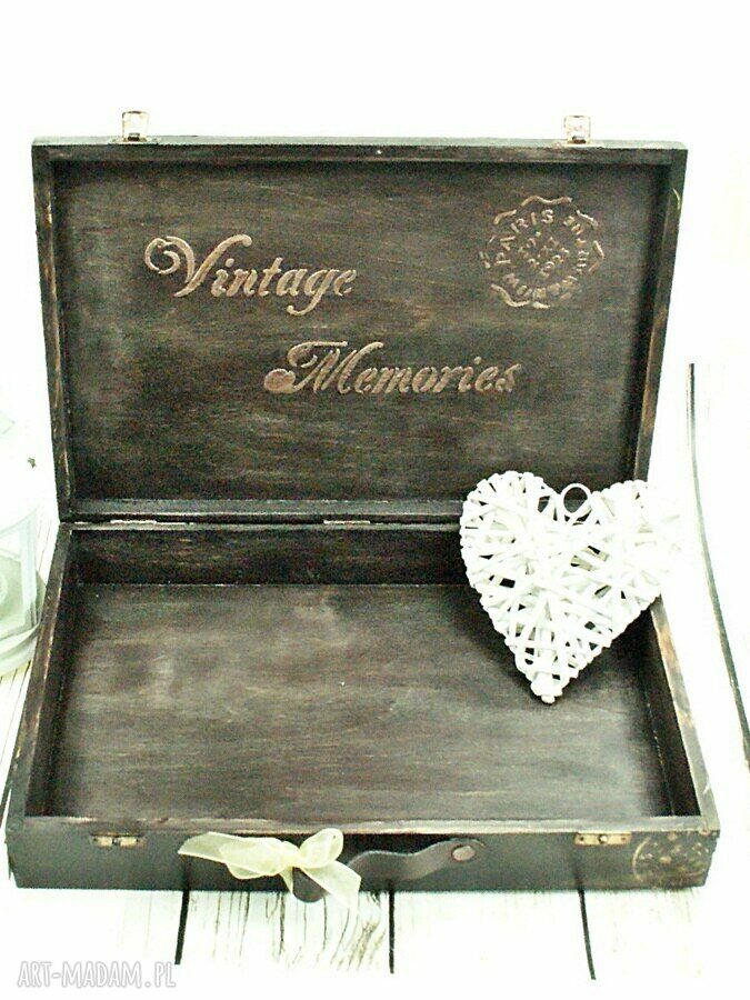 Drewniana walizka vintage poscard na zdjęcia i pamiątki