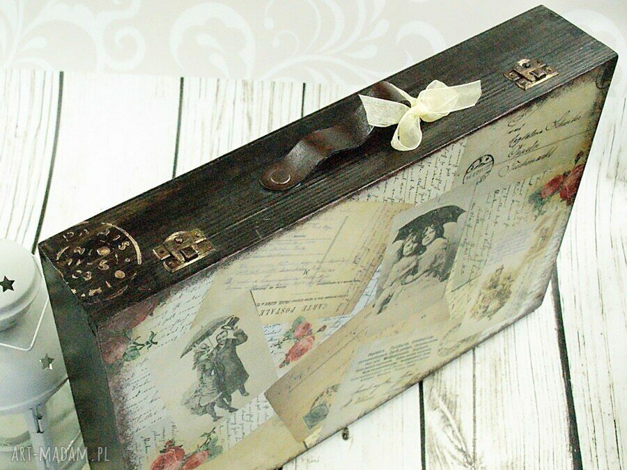 Drewniana walizka vintage poscard na zdjęcia i pamiątki