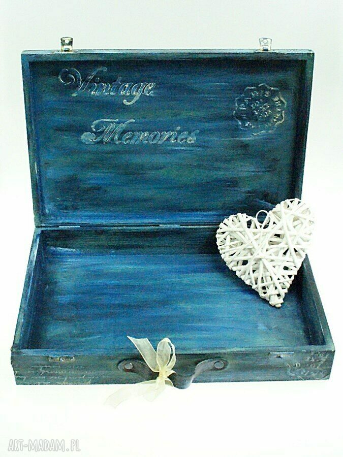 Drewniana walizka vintage rose na zdjęcia