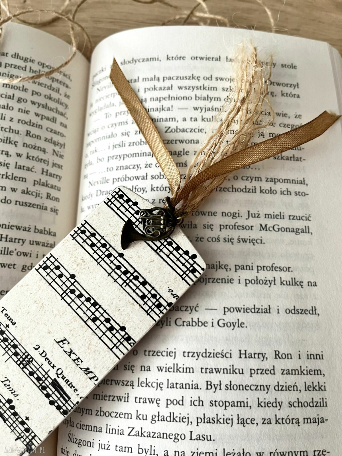 Drewniana zakładka do książki „W to mi graj” - ręcznie robiona decoupage z nutami