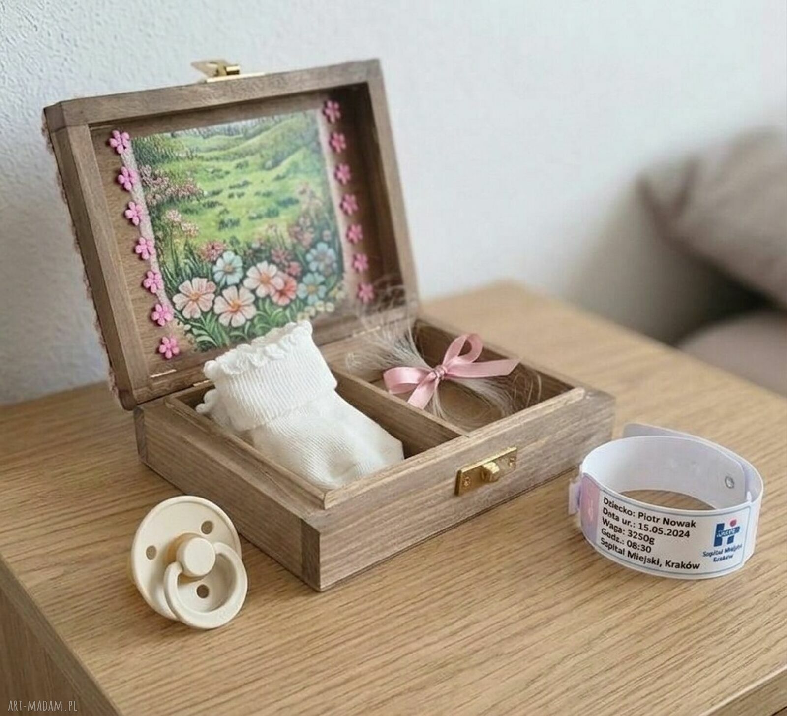 Drewniane pudełko na pierwsze pamiątki dziecka