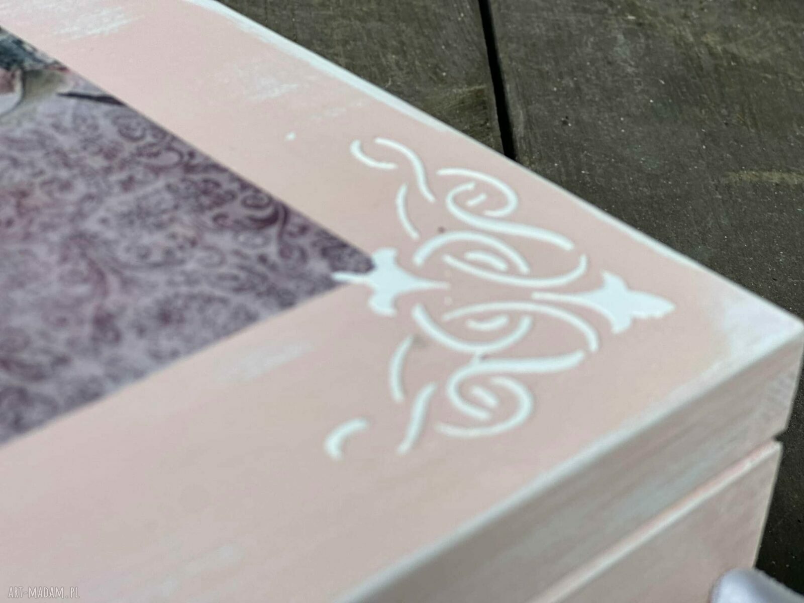 Drewniana skrzynia na wino - prezent na ślub w stylu shabby chic