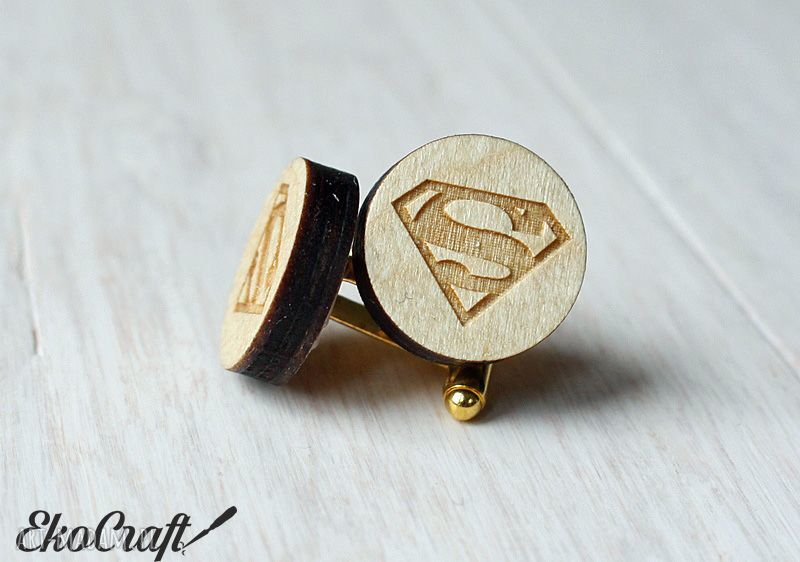 Drewniane spinki do mankietów Superman - ekologiczne, ręcznie wykonane
