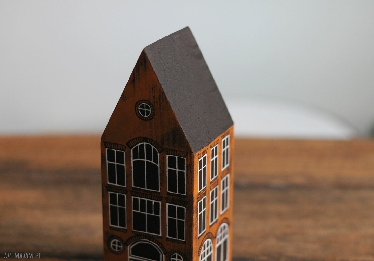 Drewniany domek dekoracyjny "kamieniczka" ręcznie malowany - 20 cm
