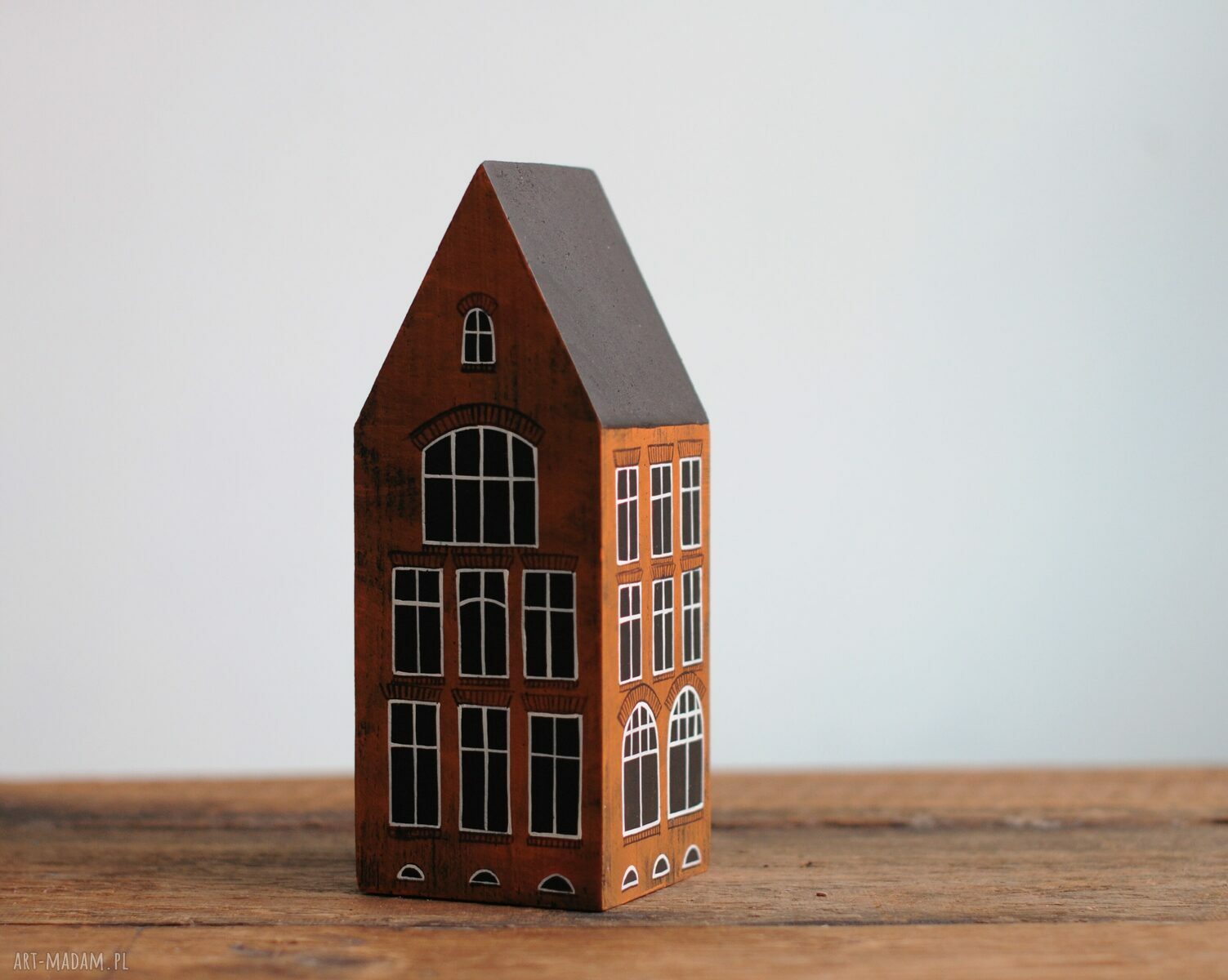 Drewniany domek dekoracyjny "kamieniczka" ręcznie malowany - 20 cm