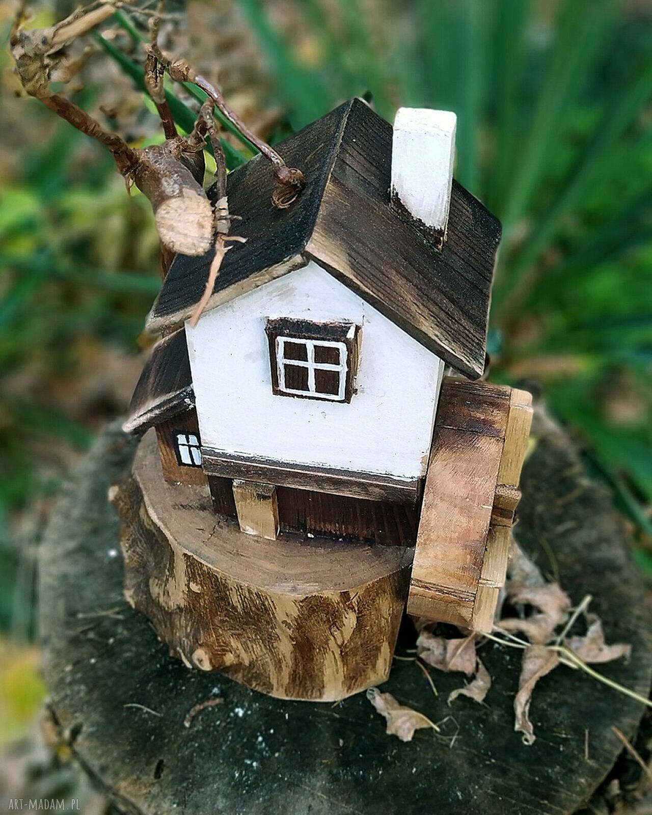 Drewniany domek dekoracyjny Biały Młyn - ozdoba ze starego drewna sosnowego