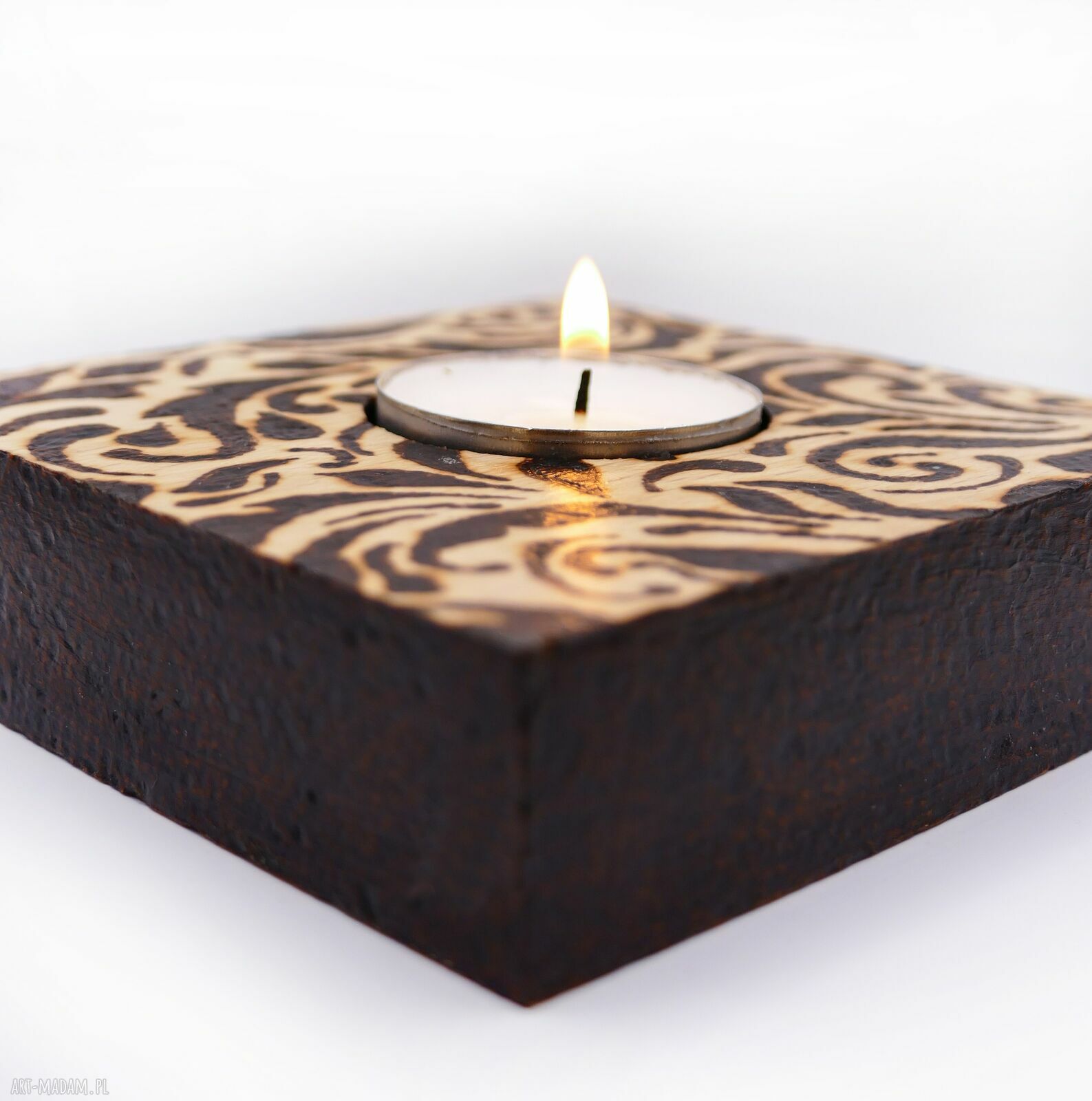 Drewniany kwadratowy świecznik na tealight z pirografią natury
