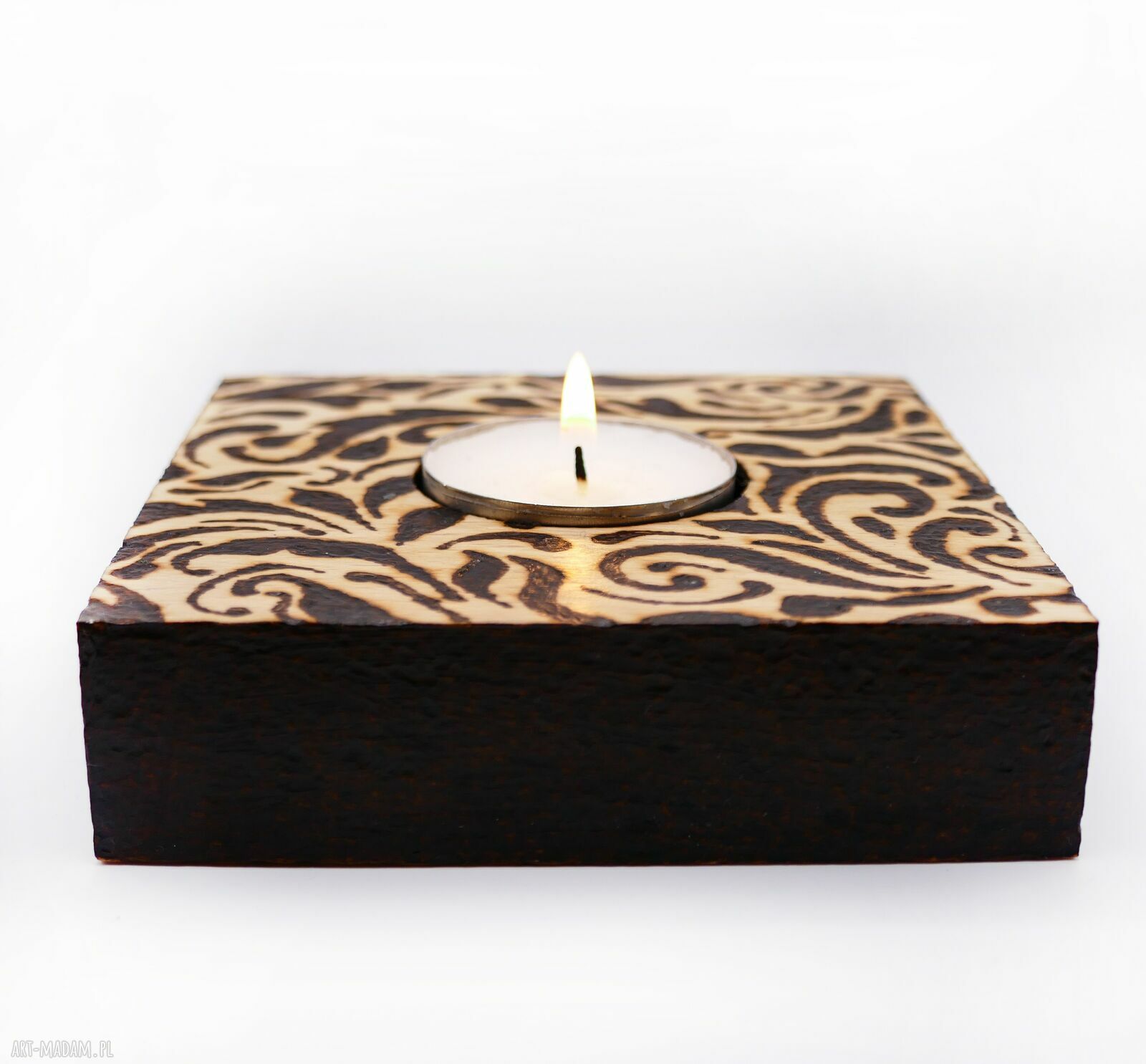 Drewniany kwadratowy świecznik na tealight z pirografią natury