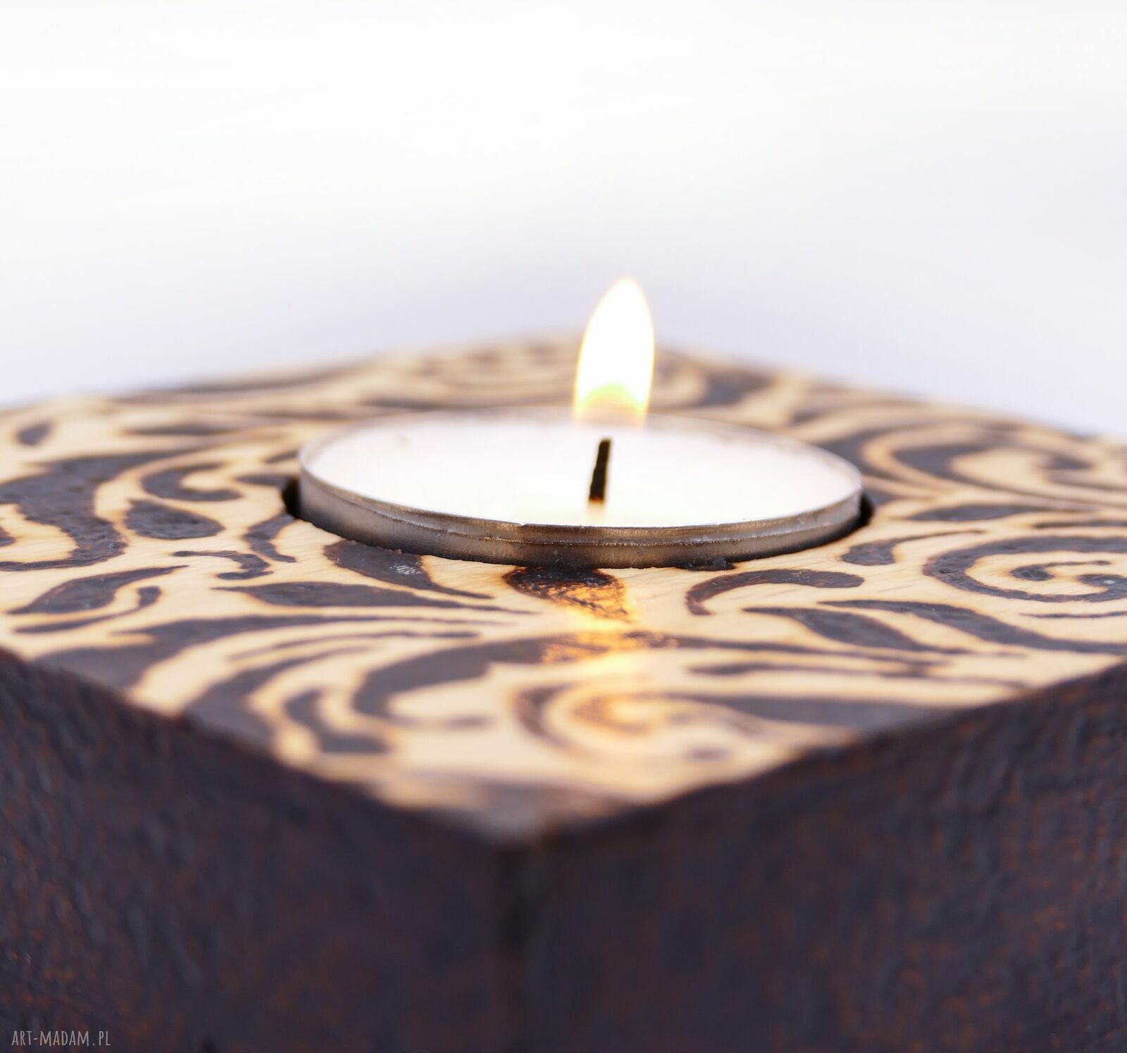Drewniany kwadratowy świecznik na tealight z pirografią natury