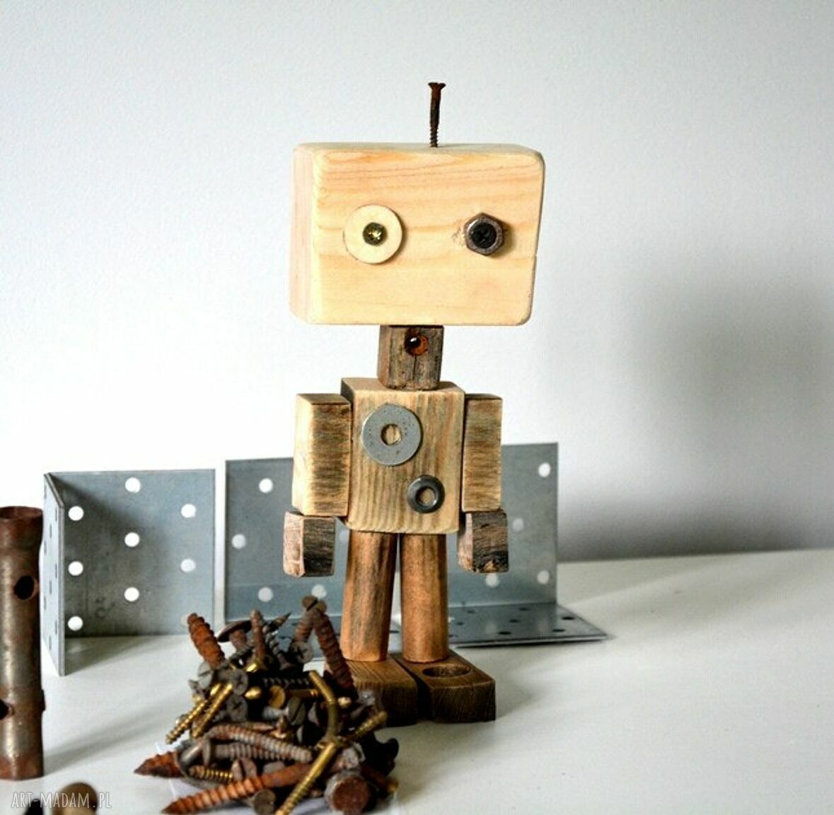 Drewniany robot maszyna wykonany starego drewna recyklingu oraz