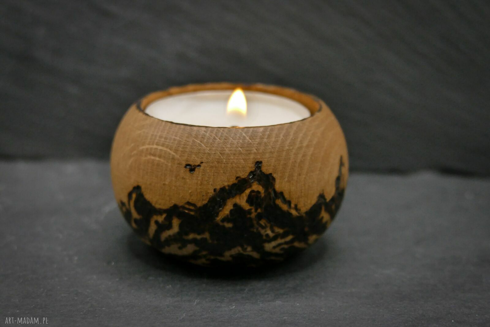 Drewniany świecznik tealight z górskim motywem - ręcznie wypalany pirografią
