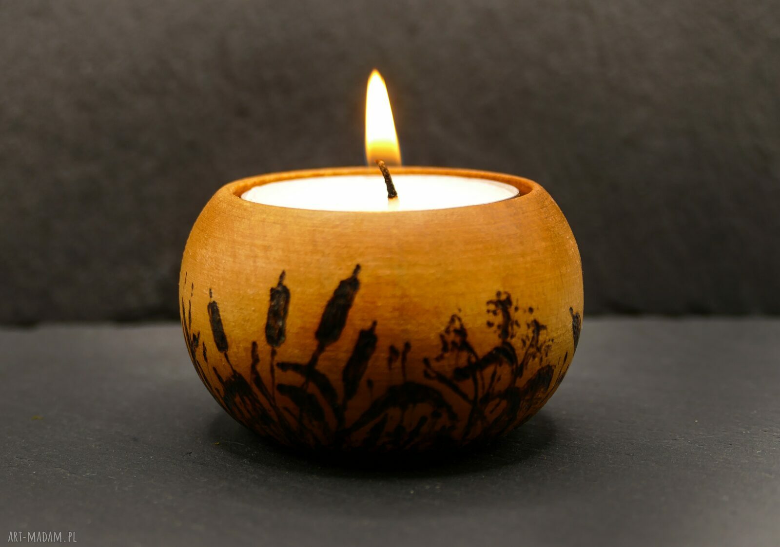 Drewniany świecznik z motywem łąki i tataraków - ręcznie wypalany tealight (handmade, pirografia)