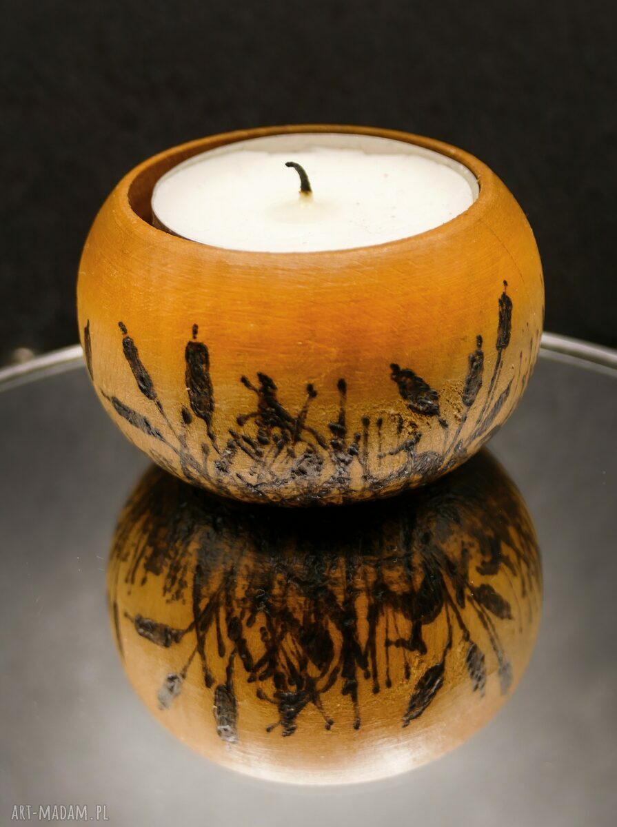 Drewniany świecznik z motywem łąki i tataraków - ręcznie wypalany tealight (handmade, pirografia)