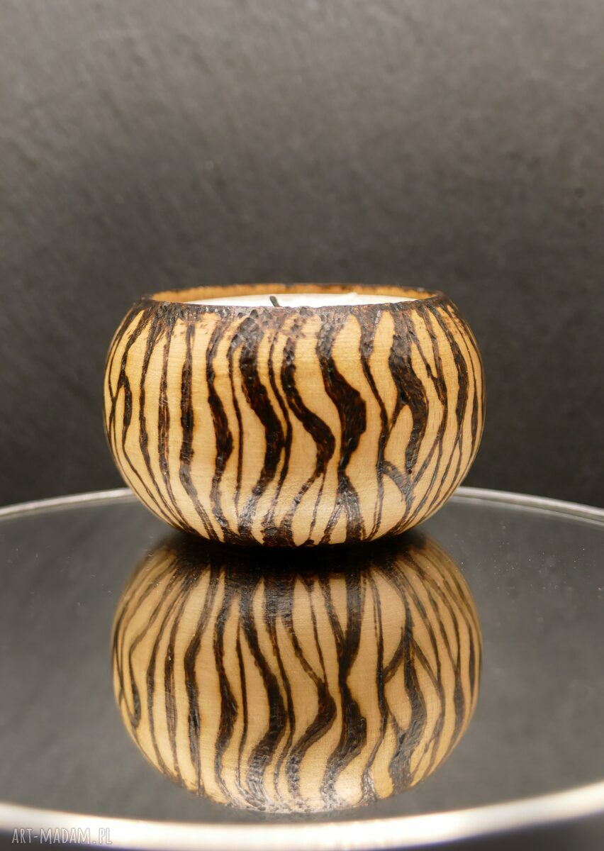 Drewniany świecznik tealight z motywem pasów inspirowanych naturą