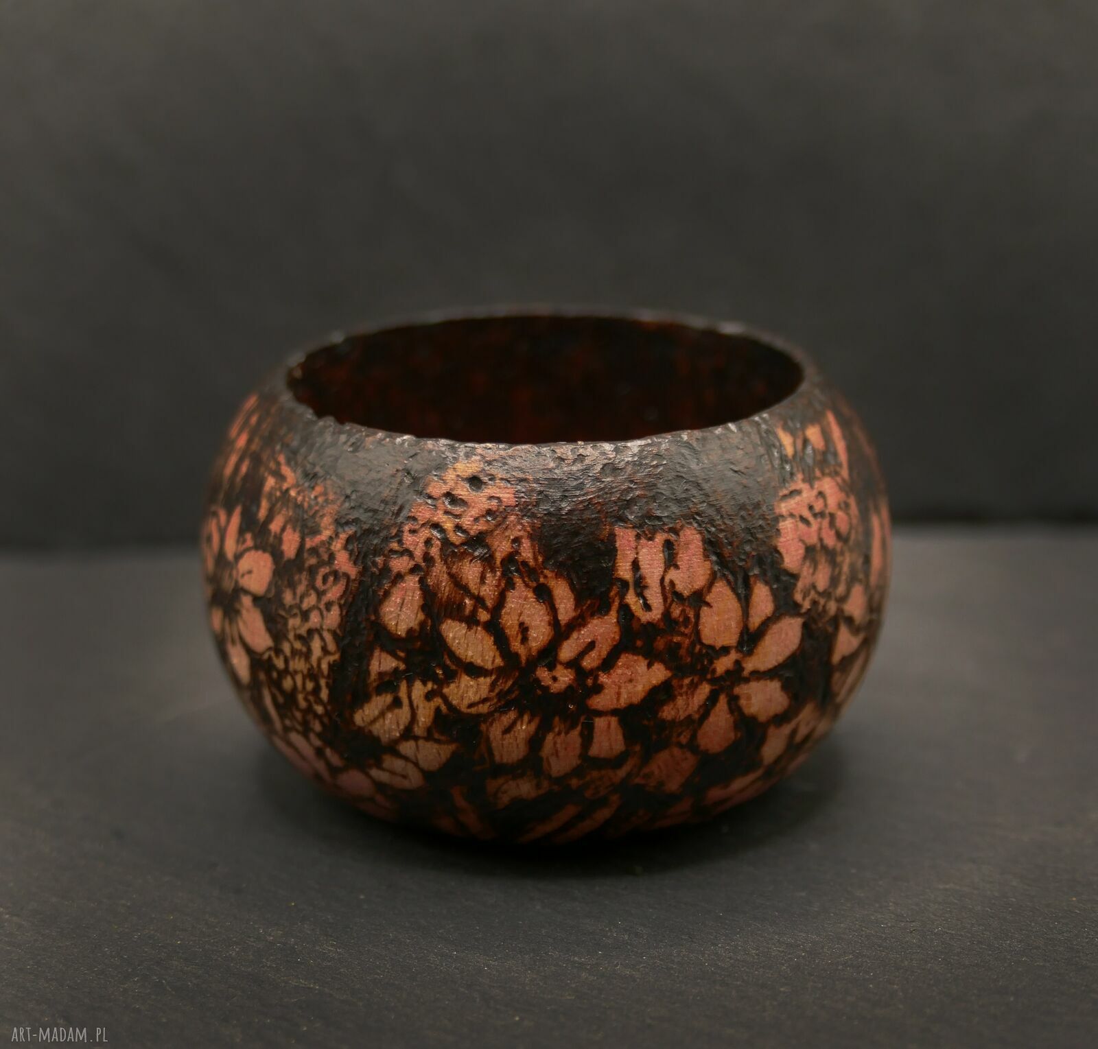 Drewniany świecznik tealight z motywem kwiatów i łąki - ręczna pirografia