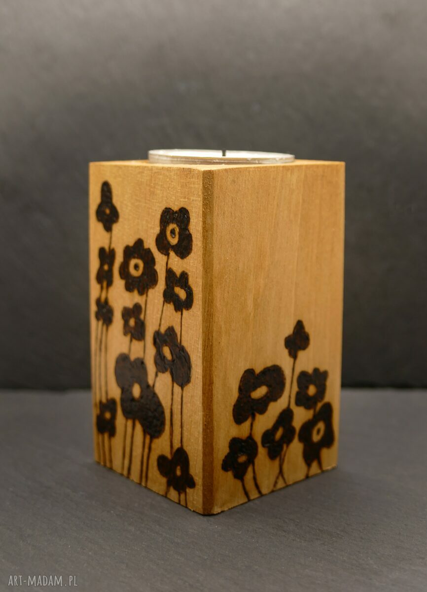 Drewniany świecznik z kwiatowym wzorem - ręczna pirografia na tealight