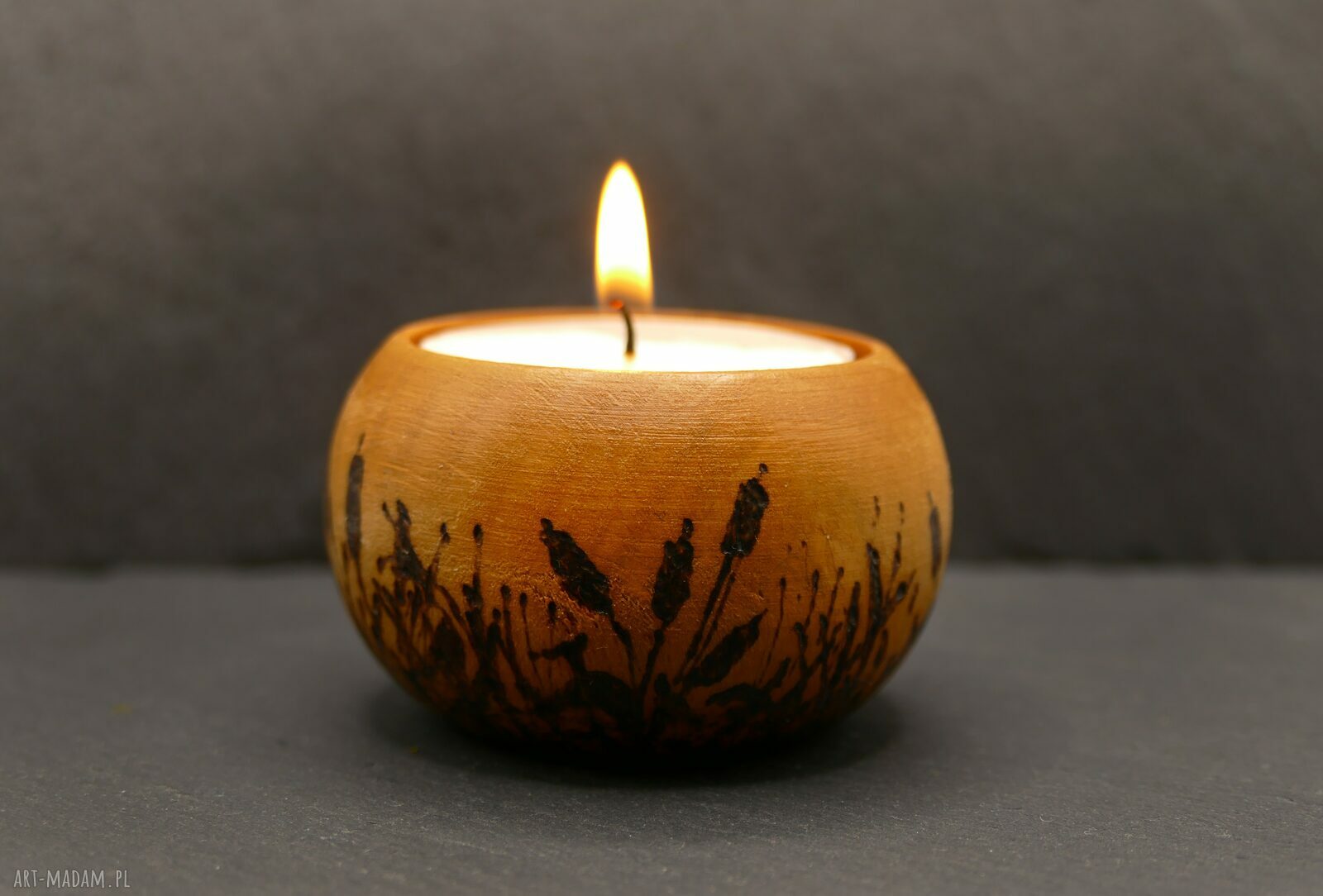 Drewniany świecznik z motywem łąki i tataraków - ręcznie wypalany tealight (handmade, pirografia)