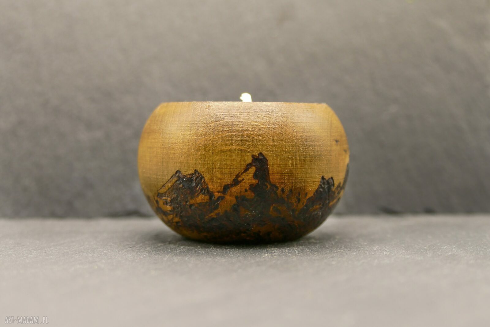 Drewniany świecznik na tealight z górską pirografią