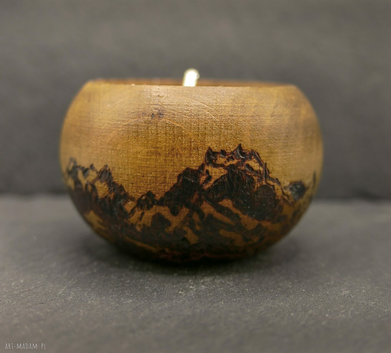 Drewniany świecznik na tealight z górską pirografią