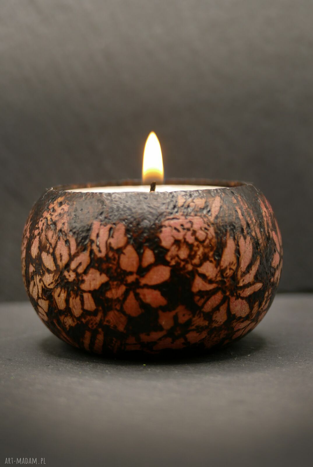 Drewniany świecznik tealight z motywem kwiatów i łąki - ręczna pirografia