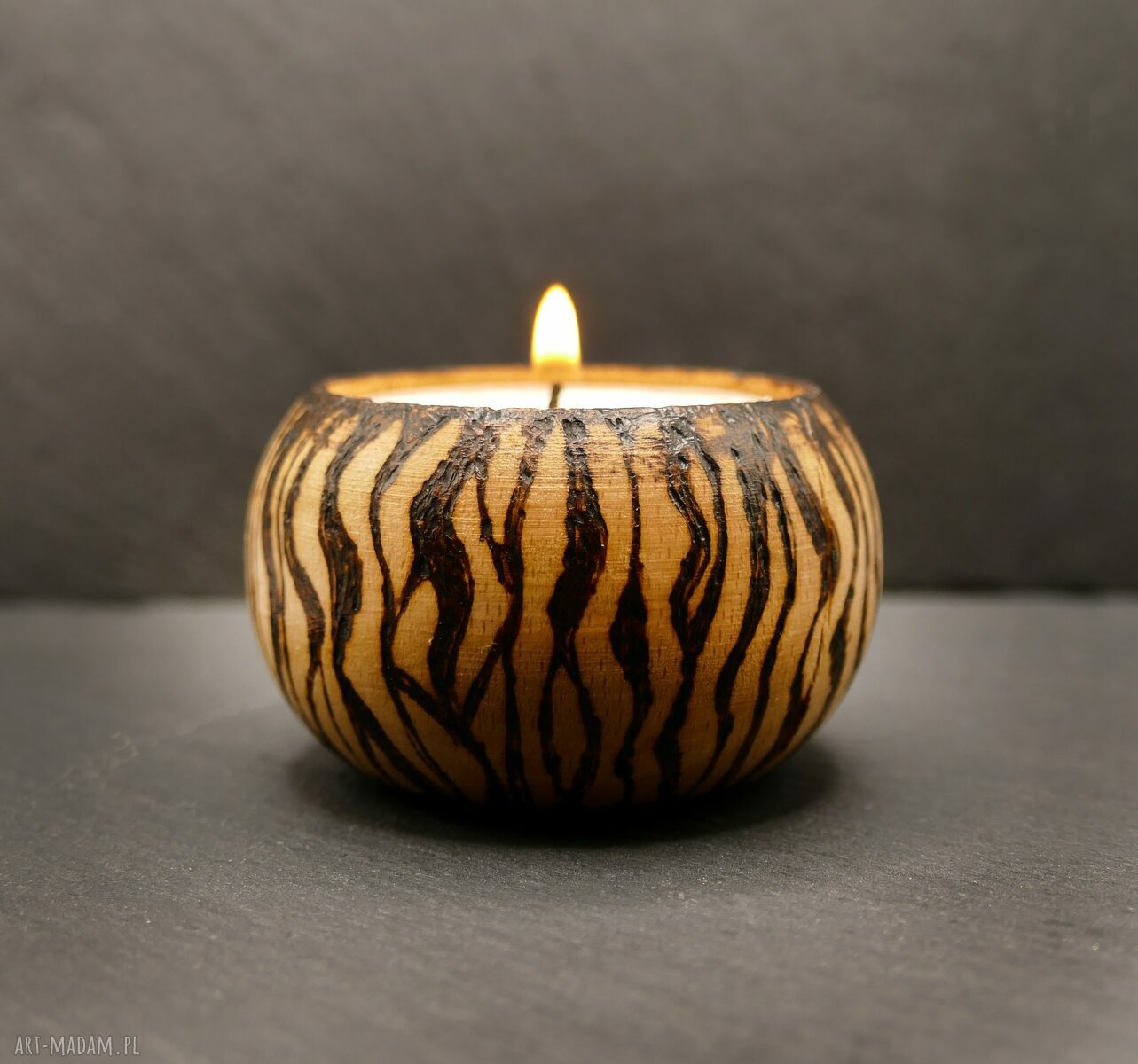 Drewniany świecznik tealight z motywem pasów inspirowanych naturą