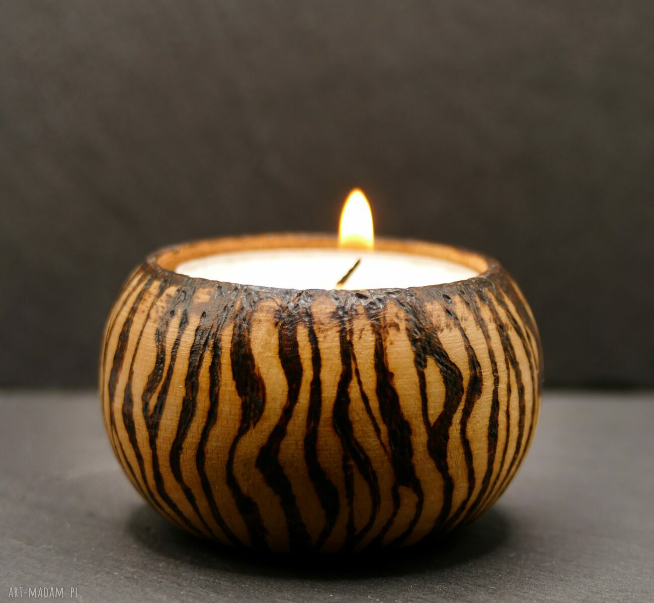 Drewniany świecznik tealight z motywem pasów inspirowanych naturą