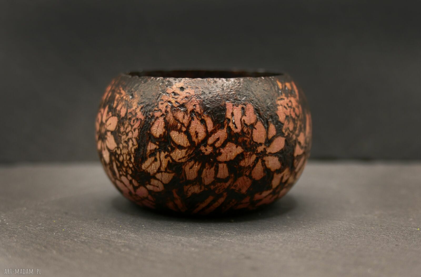 Drewniany świecznik tealight z motywem kwiatów i łąki - ręczna pirografia