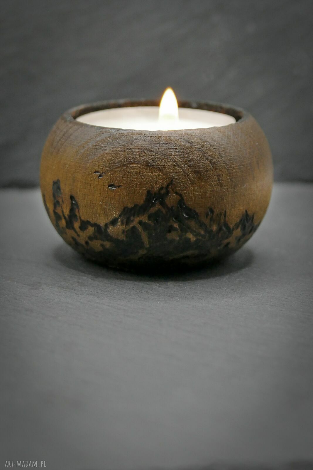 Drewniany świecznik na tealight z górskim motywem - ręcznie wypalany