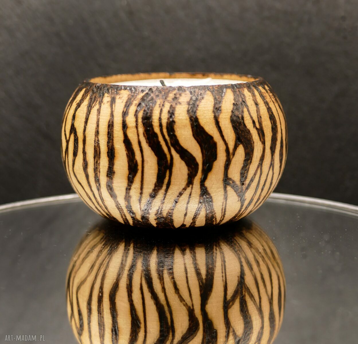 Drewniany świecznik tealight z motywem pasów inspirowanych naturą