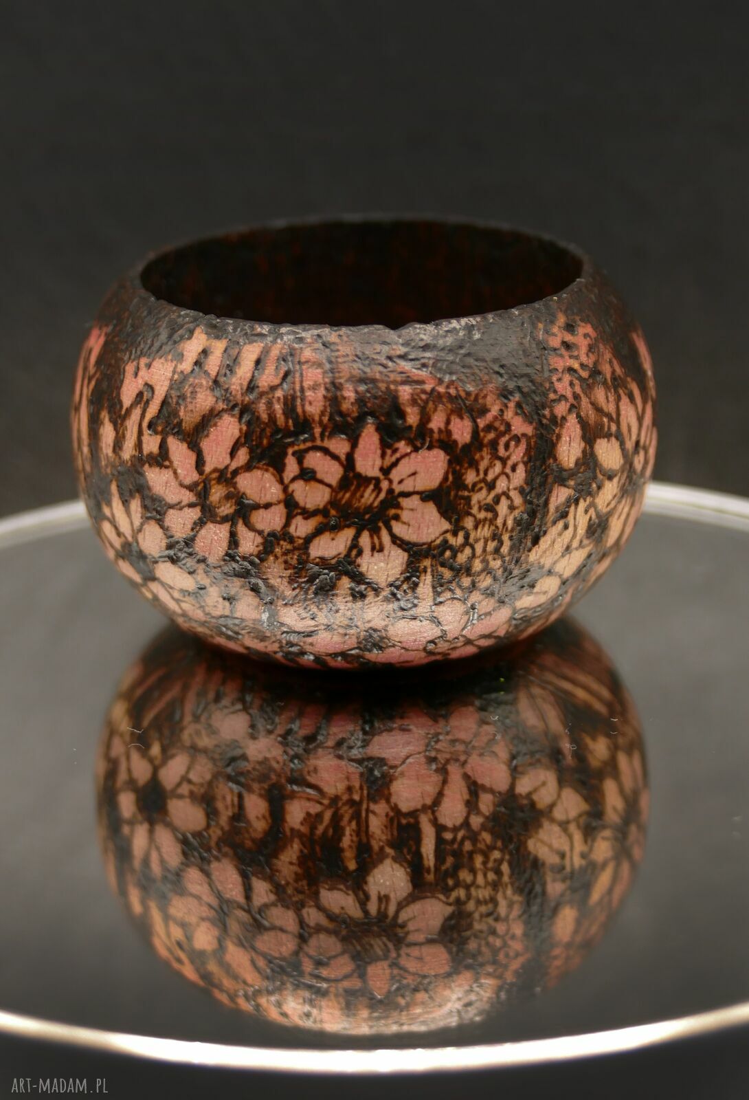 Drewniany świecznik tealight z motywem kwiatów i łąki - ręczna pirografia