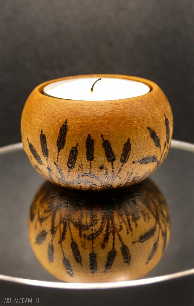 Drewniany świecznik z motywem łąki i tataraków - ręcznie wypalany tealight (handmade, pirografia)