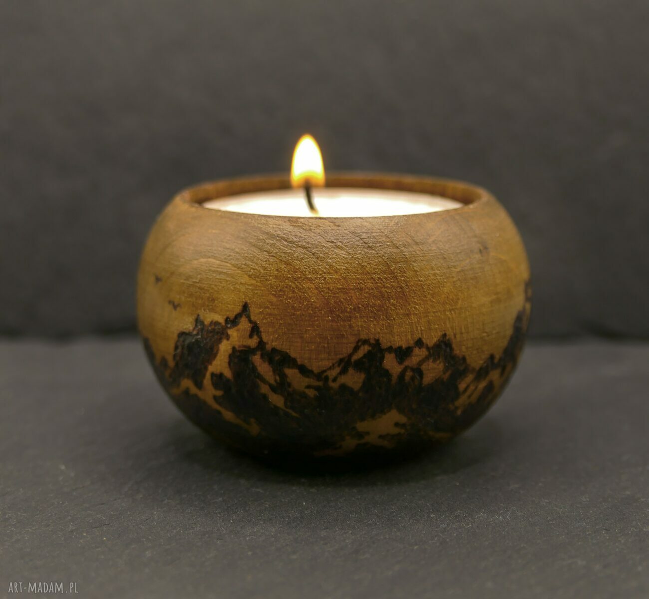 Drewniany świecznik na tealight z górską pirografią