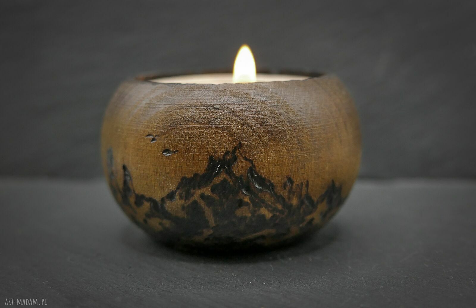 Drewniany świecznik na tealight z górskim motywem - ręcznie wypalany