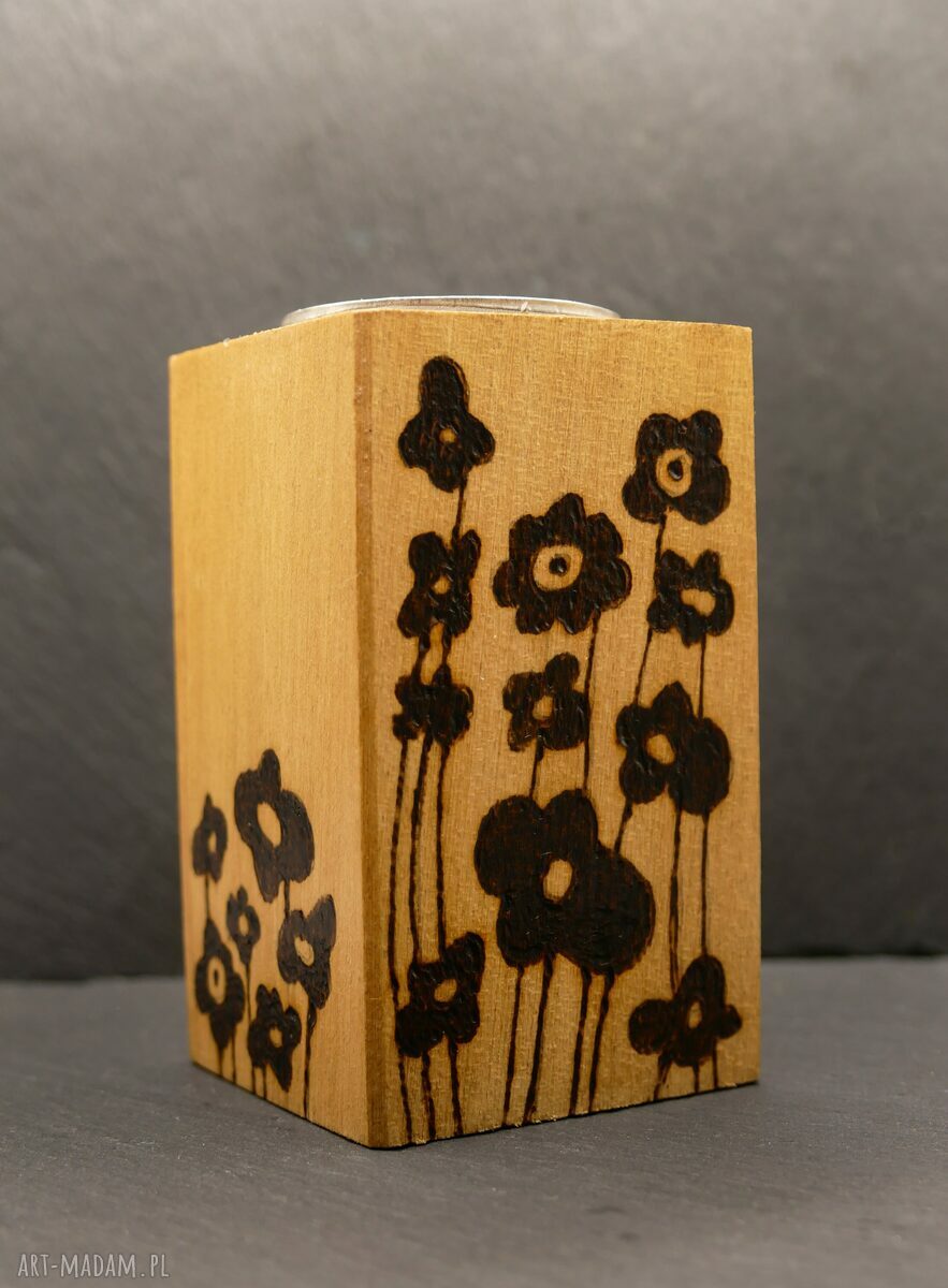 Drewniany świecznik z kwiatowym wzorem - ręczna pirografia na tealight