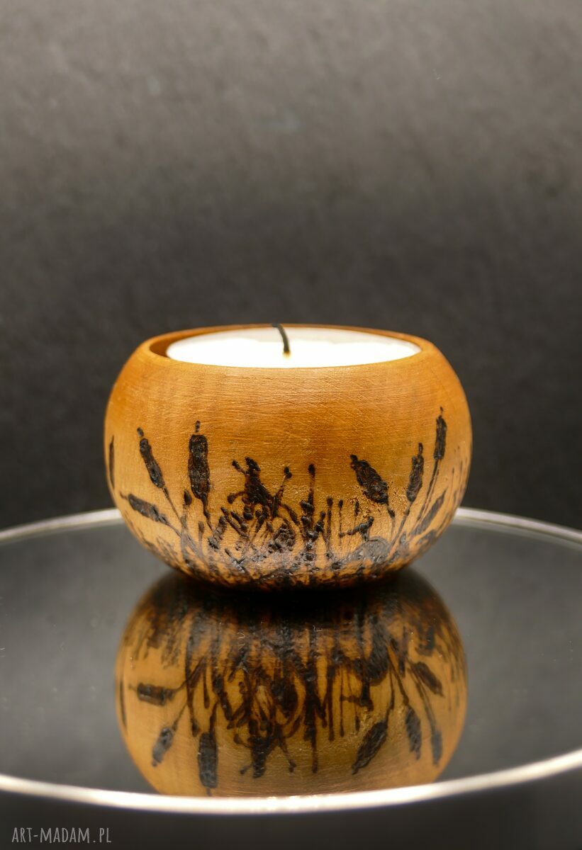Drewniany świecznik z motywem łąki i tataraków - ręcznie wypalany tealight handmade, pirografia