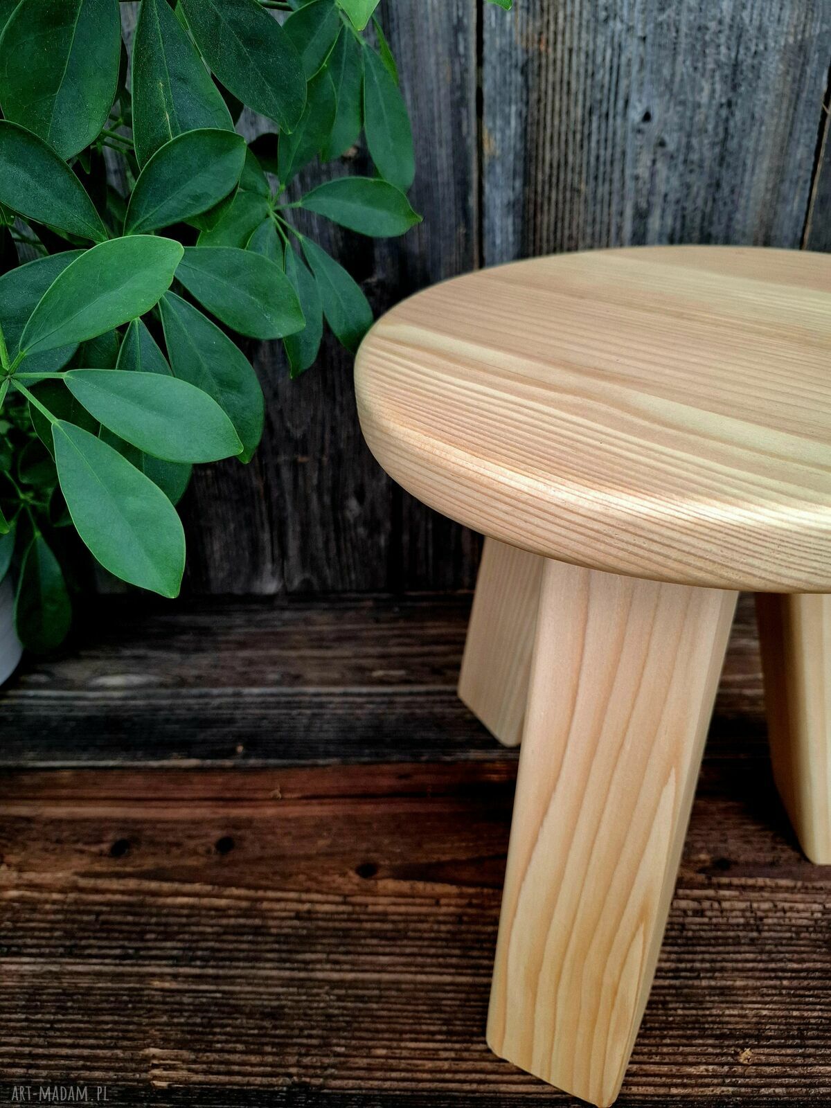 Taboret drewniany ze świerkowego drewna Grolignum - klasyka w Twoim domu