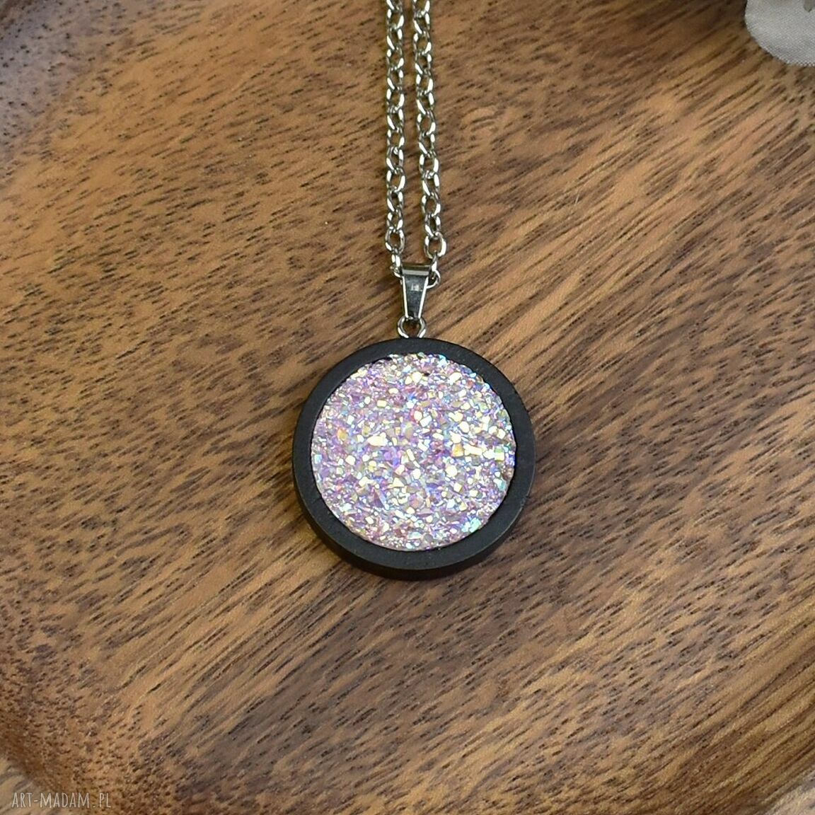 Drewniany wisiorek - amulet z druzy i żywicy (ręcznie robiony)