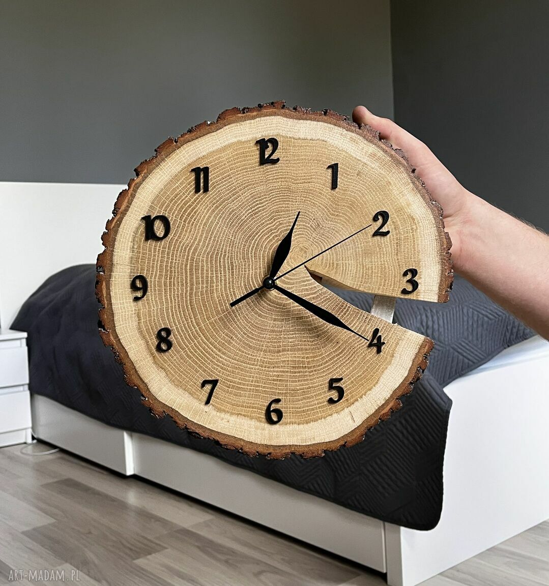 Drewniany zegar ścienny z plastra dębu 30 cm - personalizowany