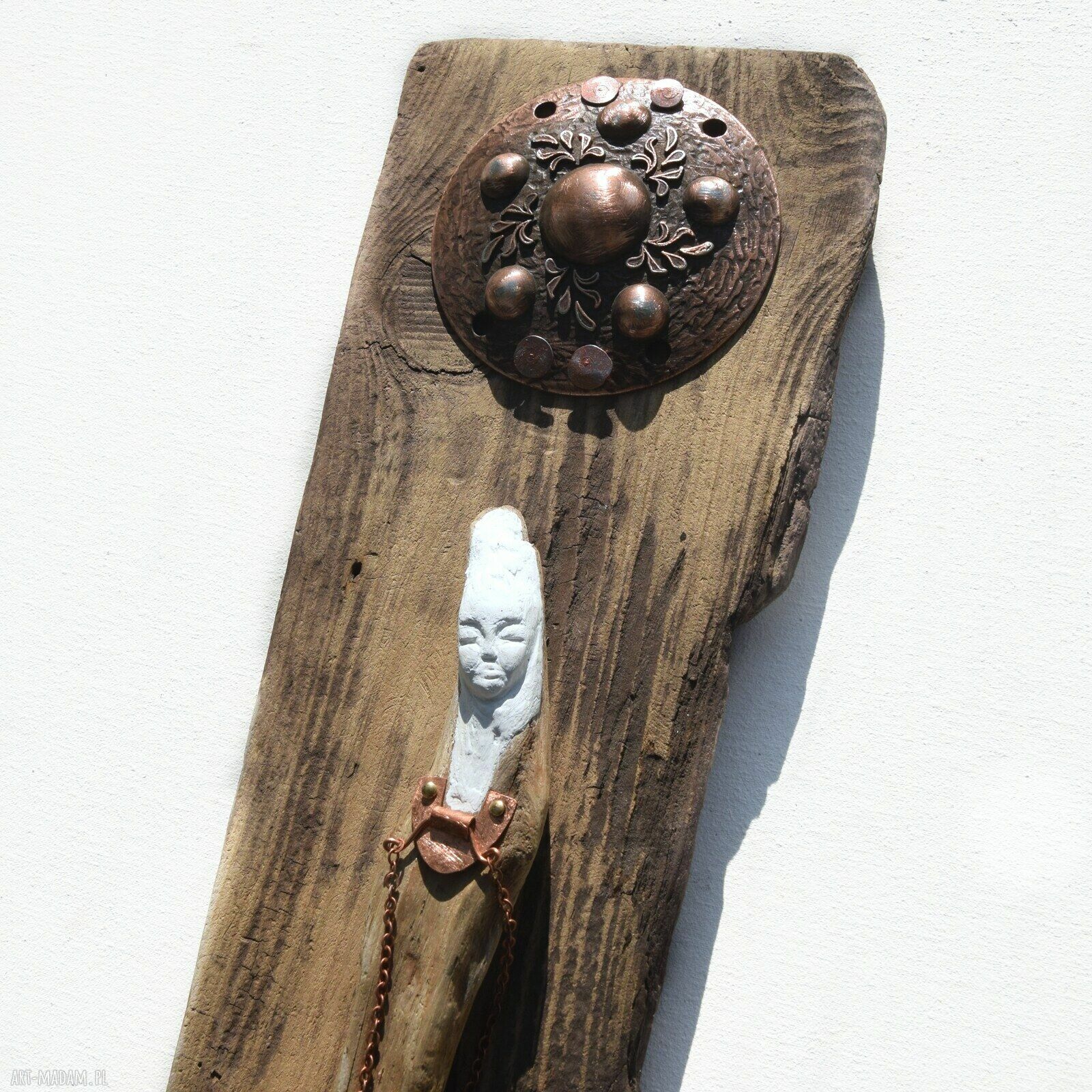 Driada - abstrakcyjna figurka ze starego drewna w stylu wabi-sabi